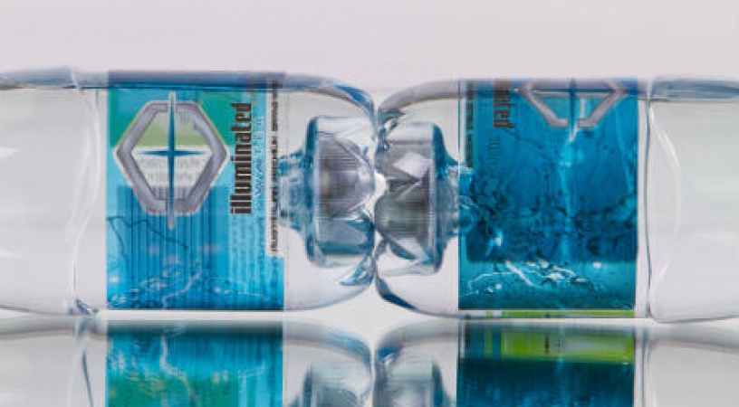 Чим приклеїти етикетку до пластикової пляшки