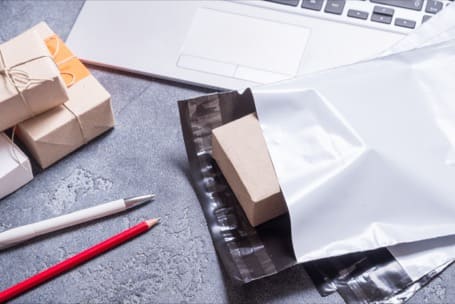 ​Клей для <br>кур'єрських пакетів <br>(e-commerce)